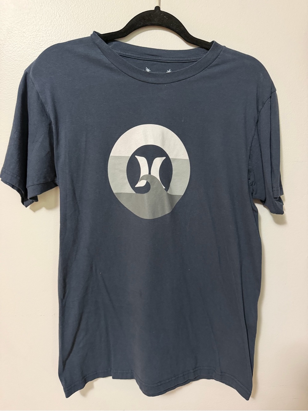 Hurley Men’s Medium Navy Graphic Logo T Shirt Ultra Soft Short Sleeve Surf Casua